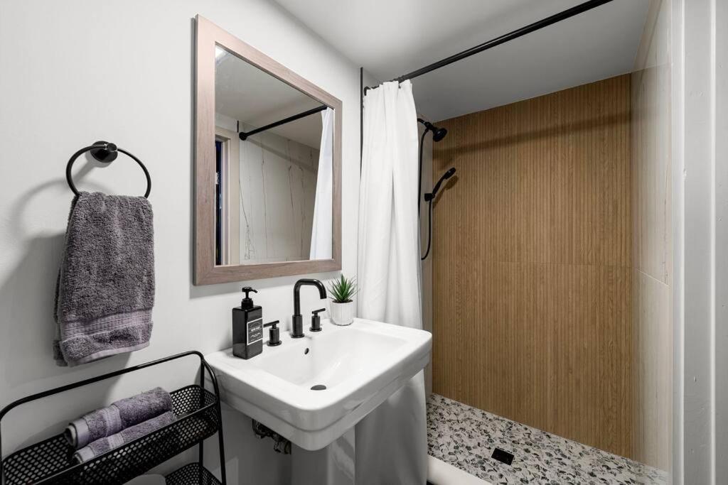 New Bensenville Home By O'Hare Airport With Indoor Pool, Sauna, And Arcade Exterior photo