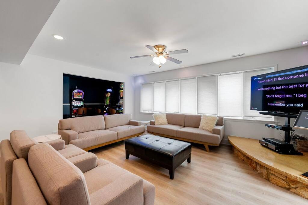 New Bensenville Home By O'Hare Airport With Indoor Pool, Sauna, And Arcade Exterior photo